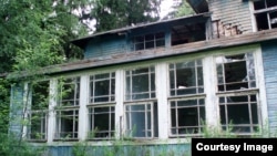One of the Komarovo's decaying historic dachas, which has since been demolished. (file photo)