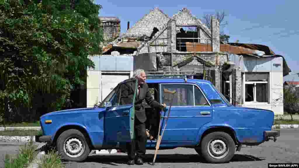 An elderly man, one of hundreds who remain according to estimates, exits his car. Lyman is once again under threat of being occupied, as Moscow claimed last week to have advanced 1.5 kilometers closer to the town. &nbsp;