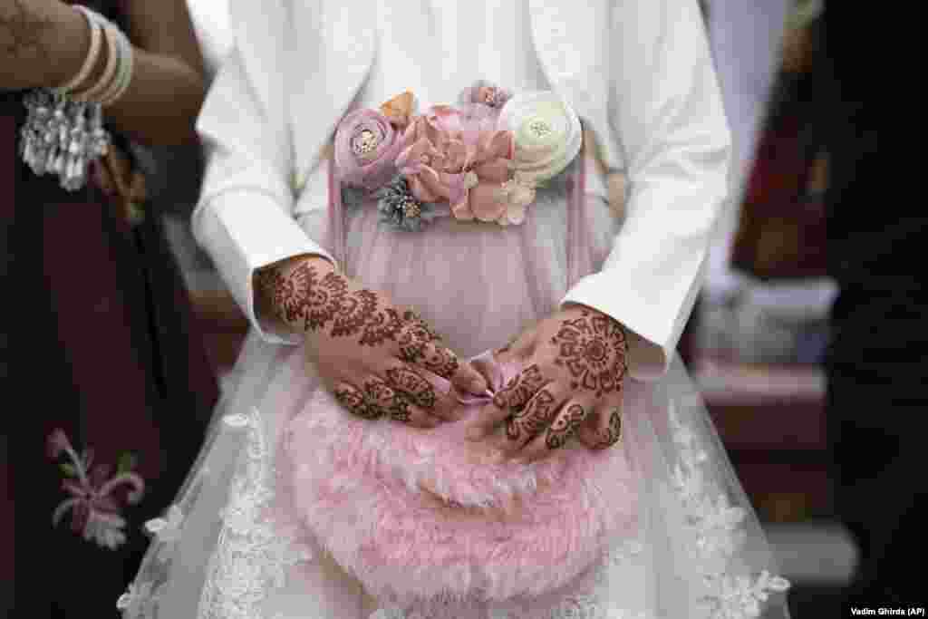 A view of Hafsa&#39;s outfit and henna-painted hands.