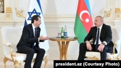 Israeli President Isaac Herzog (left) and Azerbaijani President Ilham Aliyev hold talks in Baku on May 30, ringing alarm bells in Tehran.