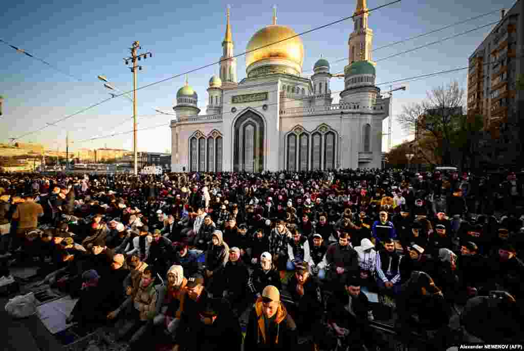 Muslims pray on the first day of Eid al-Fitr outside the Central Mosque in Moscow. Because Islam uses a lunar (Hijri) calendar, the sighting of the moon determines the start of Eid al-Fitr,&nbsp;marking the end of Ramadan.&nbsp;