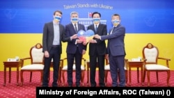 Wu (second right) and Vice President Tsai Chi-chang (right) at a donation ceremony for Ukrainian refugees in Taipei.