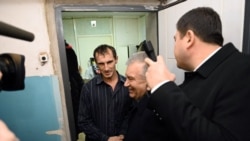 Uzbek President Persuades Cold Citizen That The Heating's Just Fine