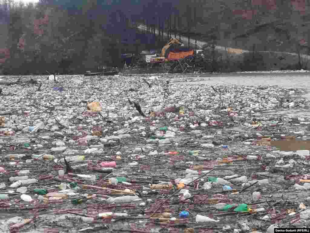 On January 26, sanitation workers and environmentalists pushed the waste to shore in boats, dug it out, and loaded it into trucks near the Serbian town of Priboj.