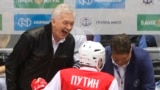 Billionaire Gennady Timchenko (left) and Russian President Vladimir Putin at a hockey match in Sochi in 2017.