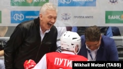 Billionaire Gennady Timchenko (left) and Russian President Vladimir Putin at a hockey match in Sochi in 2017.