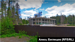 A new building under construction on the site of a demolished historic summer house in Komarovo.