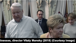 Mikhail Lesin stands behind former President Boris Yeltsin (left), his wife, Naina, and his daughter, Tatyana Dyachenko.